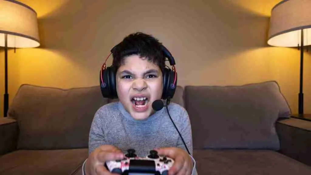 Niño adicto a las pantallas